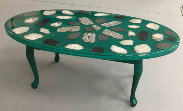 Oval coffee table in green anodized paint