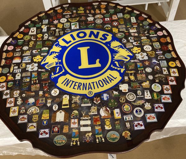 Lions pins coffee table - Image 2
